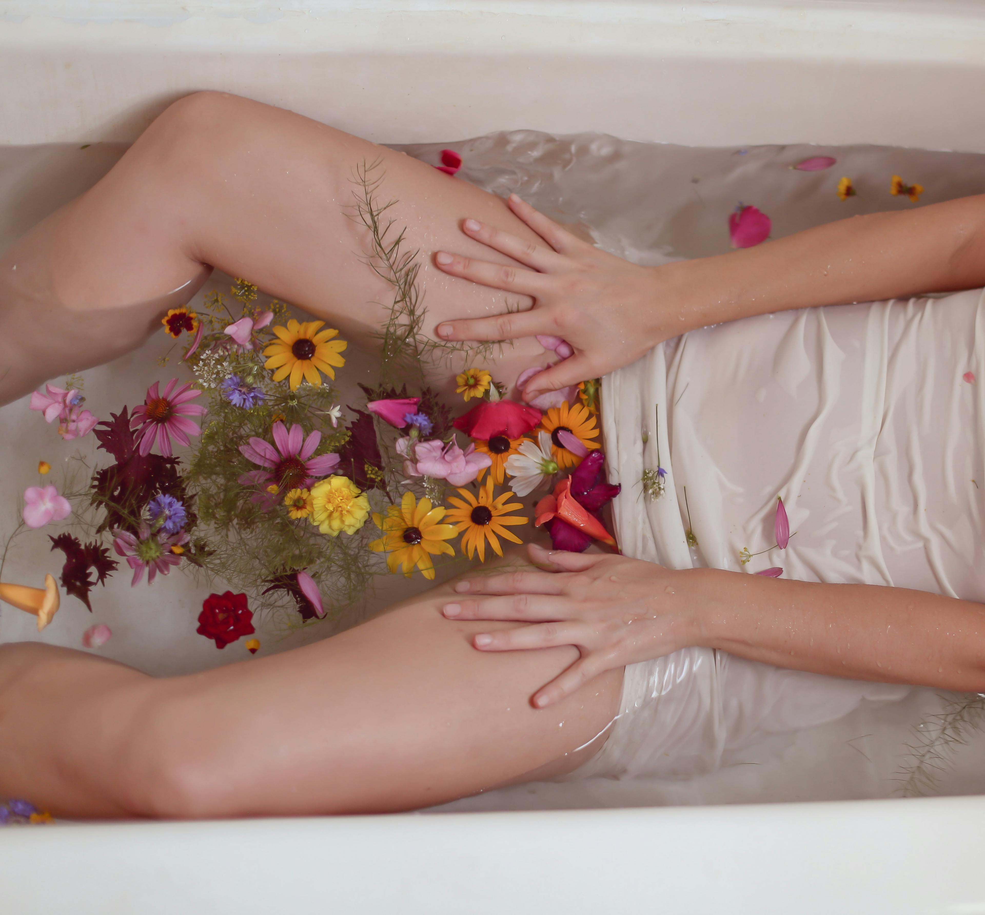 Vrouw in bad met diverse bloemen